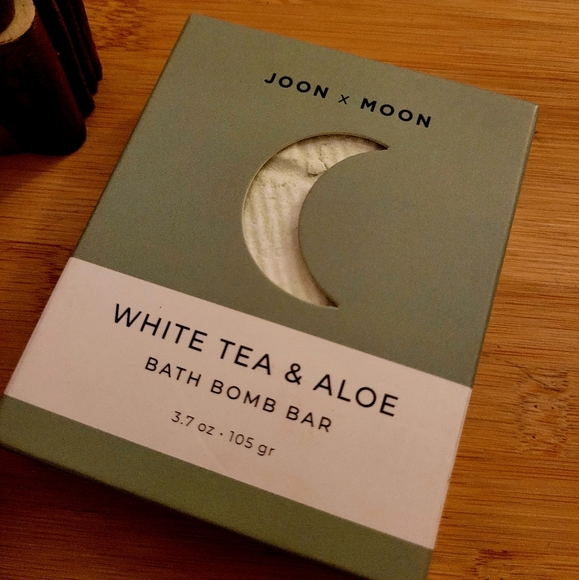 Joon X Moon Mini White Tea & Aloe Bath Bomb Bar - Picture 1 of 4